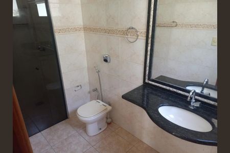 Casa para alugar com 239m², 4 quartos e 2 vagasBanheiro social
