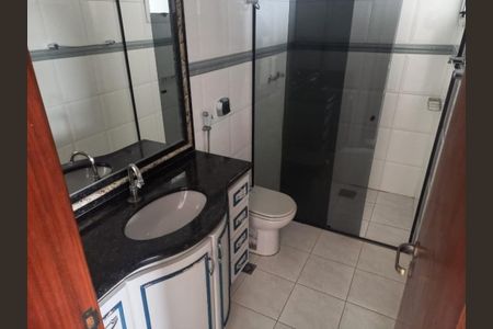 Casa para alugar com 239m², 4 quartos e 2 vagasBanheiro social
