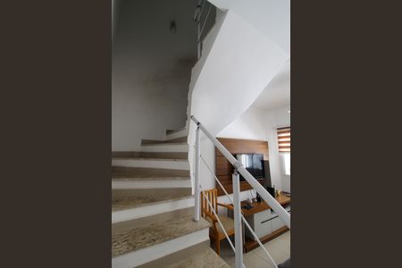 Casa de condomínio à venda com 140m², 3 quartos e 2 vagas Casa de condomínio à venda com 140m², 3 quartos e 2 vagasEscada