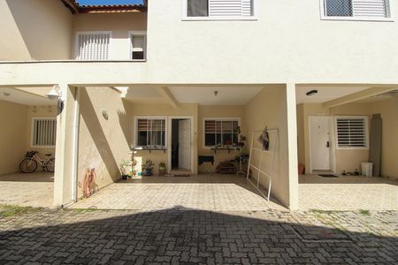 Casa de condomínio à venda com 140m², 3 quartos e 2 vagas Casa de condomínio à venda com 140m², 3 quartos e 2 vagasFachada