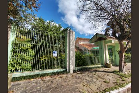 Casa à venda com 387m², 4 quartos e 2 vagas Casa à venda com 387m², 4 quartos e 2 vagasFachada
