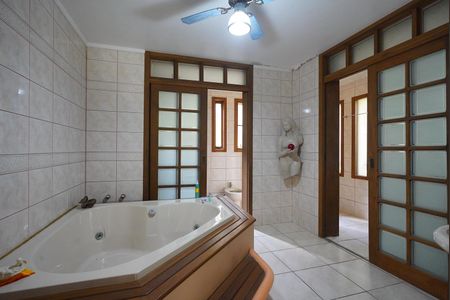 Casa à venda com 387m², 4 quartos e 2 vagas Casa à venda com 387m², 4 quartos e 2 vagasBanheiro da Suíte