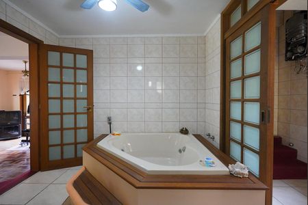 Casa à venda com 387m², 4 quartos e 2 vagas Casa à venda com 387m², 4 quartos e 2 vagasBanheiro da Suíte