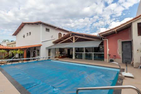 Casa à venda com 630m², 7 quartos e 2 vagas Casa à venda com 630m², 7 quartos e 2 vagasPiscina