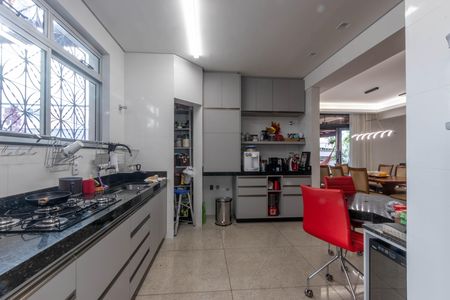Casa à venda com 630m², 7 quartos e 2 vagas Casa à venda com 630m², 7 quartos e 2 vagasCozinha