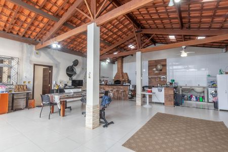 Casa à venda com 630m², 7 quartos e 2 vagas Casa à venda com 630m², 7 quartos e 2 vagasÁrea externa