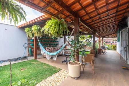 Casa à venda com 630m², 7 quartos e 2 vagas Casa à venda com 630m², 7 quartos e 2 vagasÁrea externa