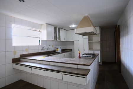 Casa para alugar com 567m², 5 quartos e 10 vagas Casa para alugar com 567m², 5 quartos e 10 vagasCozinha