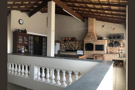 Casa à venda com 200m², 3 quartos e 3 vagas Casa à venda com 200m², 3 quartos e 3 vagasVARANDA