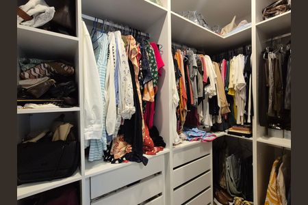 Apartamento à venda com 125m², 2 quartos e 2 vagas Apartamento à venda com 125m², 2 quartos e 2 vagasCloset da Suíte