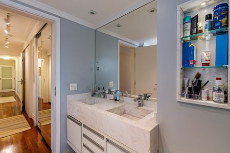 Apartamento à venda com 178m², 3 quartos e 3 vagas Apartamento à venda com 178m², 3 quartos e 3 vagasSuite 01 - Banheiro
