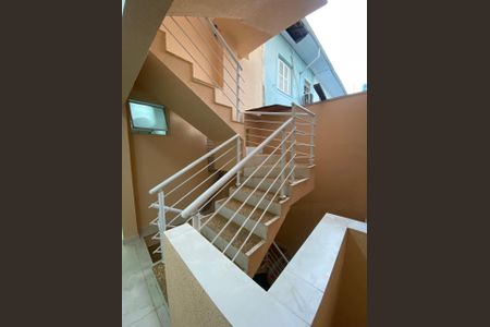 Escada de acesso de kitnet/studio para alugar com 1 quarto, 22m² em Vila Água Funda, São Paulo