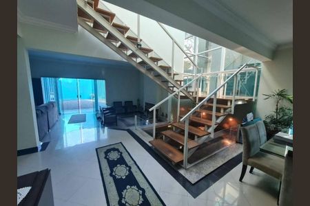 Casa à venda com 384m², 5 quartos e 6 vagas