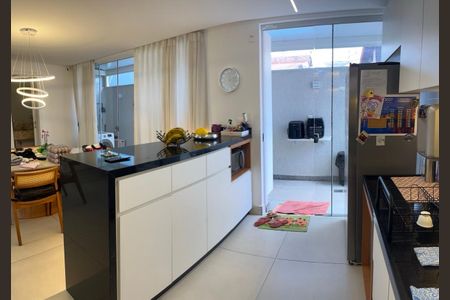 Apartamento para alugar com 120m², 3 quartos e 3 vagas Apartamento para alugar com 120m², 3 quartos e 3 vagasCozinha