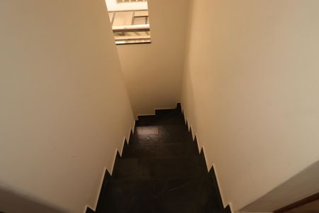 Casa para alugar com 115m², 3 quartos e 2 vagasEscada para o segundo piso