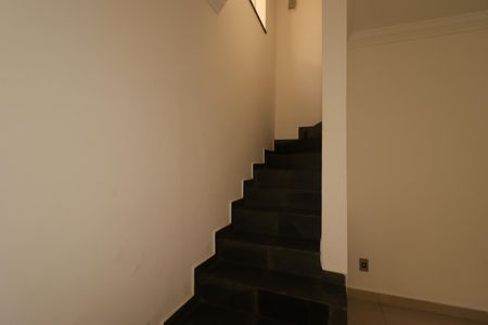 Casa para alugar com 115m², 3 quartos e 2 vagasEscada para o segundo piso
