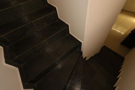 Casa para alugar com 115m², 3 quartos e 2 vagasEscada para o segundo piso