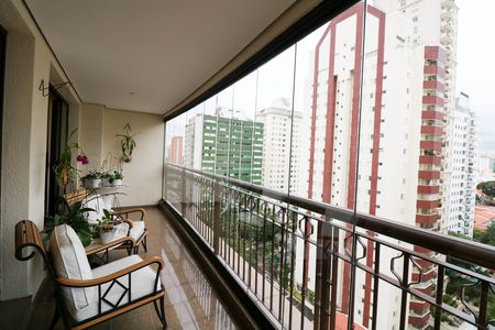 Apartamento à venda com 188m², 4 quartos e 3 vagas Apartamento à venda com 188m², 4 quartos e 3 vagasVaranda
