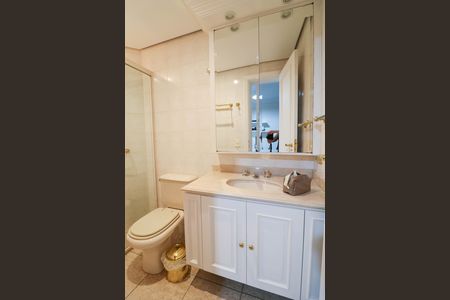 Apartamento à venda com 188m², 4 quartos e 3 vagas Apartamento à venda com 188m², 4 quartos e 3 vagasBanheiro da Suíte 1