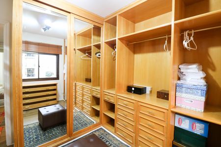 Apartamento à venda com 188m², 4 quartos e 3 vagas Apartamento à venda com 188m², 4 quartos e 3 vagasSuíte 3 e 4 closet