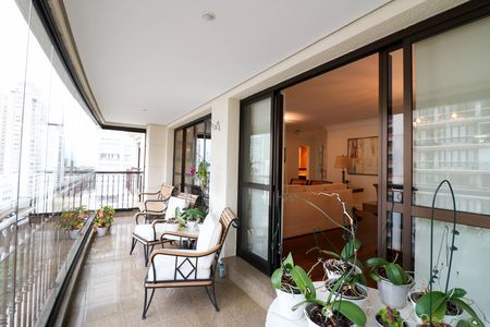 Apartamento à venda com 188m², 4 quartos e 3 vagas Apartamento à venda com 188m², 4 quartos e 3 vagasVaranda