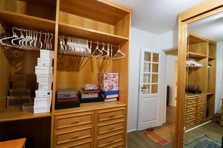 Apartamento à venda com 188m², 4 quartos e 3 vagas Apartamento à venda com 188m², 4 quartos e 3 vagasSuíte 3 e 4 closet