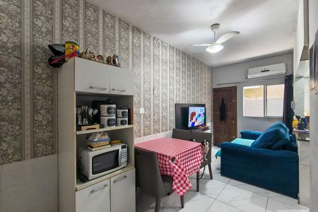 Sala de casa de condomínio para alugar com 2 quartos, 60m² em Jardim Melvi, Praia Grande