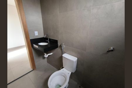 Banheiro Social de apartamento para alugar com 2 quartos, 68m² em Daniel Fonseca, Uberlândia