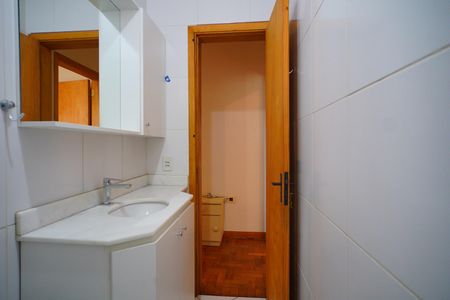 Banheiro de apartamento à venda com 1 quarto, 59m² em São João, Porto Alegre