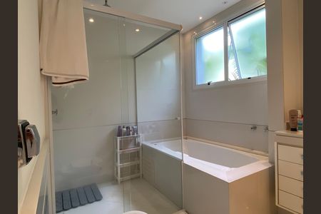 Casa à venda com 600m², 4 quartos e 8 vagas Casa à venda com 600m², 4 quartos e 8 vagasBanheiro da Suíte 2