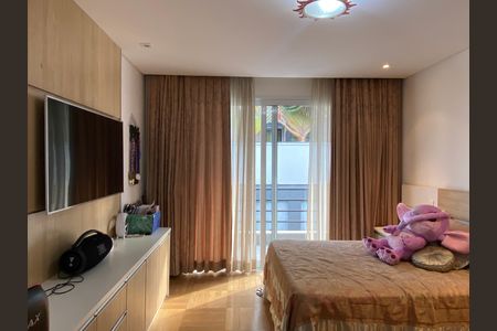 Casa à venda com 600m², 4 quartos e 8 vagas Casa à venda com 600m², 4 quartos e 8 vagasSuíte 1