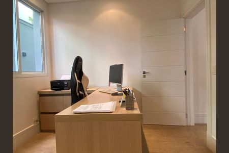 Casa à venda com 600m², 4 quartos e 8 vagas Casa à venda com 600m², 4 quartos e 8 vagasEscritório