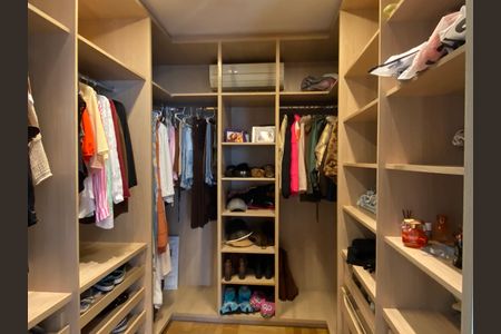 Casa à venda com 600m², 4 quartos e 8 vagas Casa à venda com 600m², 4 quartos e 8 vagasCloset da suíte 3