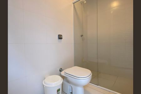 Casa à venda com 600m², 4 quartos e 8 vagas Casa à venda com 600m², 4 quartos e 8 vagasBanheiro da área comum