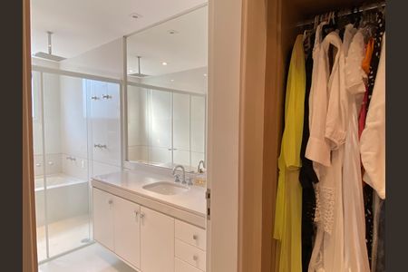 Casa à venda com 600m², 4 quartos e 8 vagas Casa à venda com 600m², 4 quartos e 8 vagasCloset da suíte 3