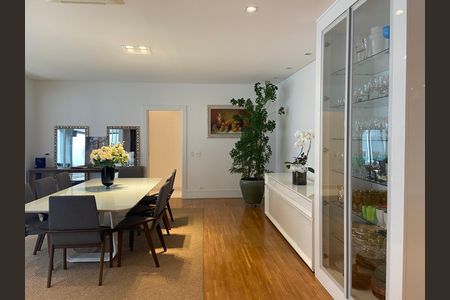 Casa à venda com 600m², 4 quartos e 8 vagas Casa à venda com 600m², 4 quartos e 8 vagasSala