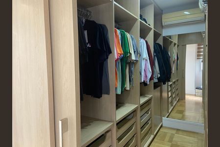 Casa à venda com 600m², 4 quartos e 8 vagas Casa à venda com 600m², 4 quartos e 8 vagasSuíte master - closet