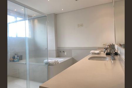 Casa à venda com 600m², 4 quartos e 8 vagas Casa à venda com 600m², 4 quartos e 8 vagasBanheiro da Suíte Master