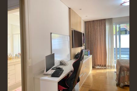 Casa à venda com 600m², 4 quartos e 8 vagas Casa à venda com 600m², 4 quartos e 8 vagasSuíte 1