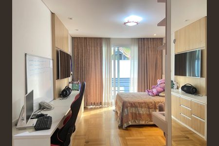Casa à venda com 600m², 4 quartos e 8 vagas Casa à venda com 600m², 4 quartos e 8 vagasSuíte 1