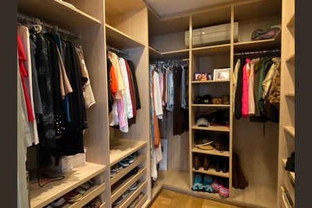 Casa à venda com 600m², 4 quartos e 8 vagas Casa à venda com 600m², 4 quartos e 8 vagasCloset da suíte 3