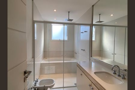 Casa à venda com 600m², 4 quartos e 8 vagas Casa à venda com 600m², 4 quartos e 8 vagasBanheiro da Suíte 2