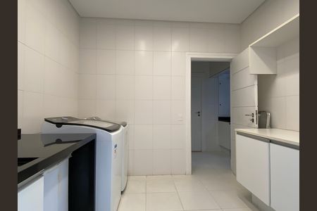 Casa à venda com 600m², 4 quartos e 8 vagas Casa à venda com 600m², 4 quartos e 8 vagasÁrea de Serviço