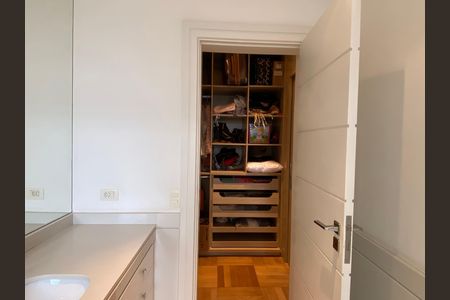 Casa à venda com 600m², 4 quartos e 8 vagas Casa à venda com 600m², 4 quartos e 8 vagasBanheiro da Suíte 2