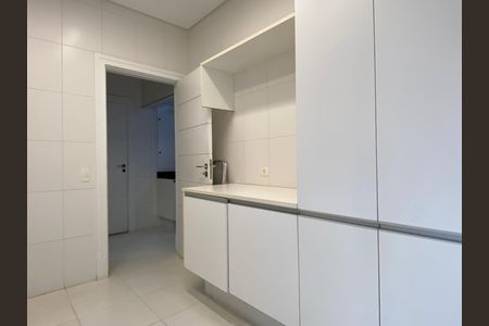 Casa à venda com 600m², 4 quartos e 8 vagas Casa à venda com 600m², 4 quartos e 8 vagasÁrea de Serviço