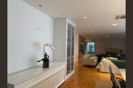 Casa à venda com 600m², 4 quartos e 8 vagas Casa à venda com 600m², 4 quartos e 8 vagasSala