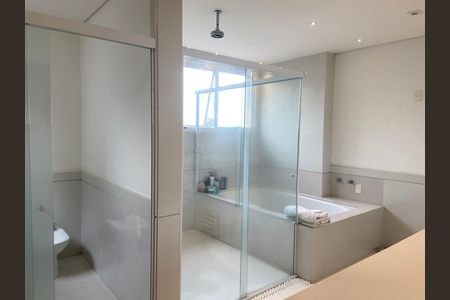 Casa à venda com 600m², 4 quartos e 8 vagas Casa à venda com 600m², 4 quartos e 8 vagasBanheiro da Suíte Master
