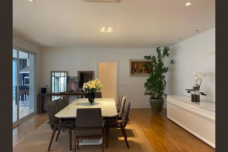 Casa à venda com 600m², 4 quartos e 8 vagas Casa à venda com 600m², 4 quartos e 8 vagasSala
