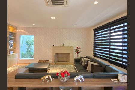 Casa à venda com 600m², 4 quartos e 8 vagas Casa à venda com 600m², 4 quartos e 8 vagasSala