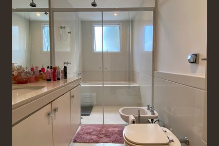 Casa à venda com 600m², 4 quartos e 8 vagas Casa à venda com 600m², 4 quartos e 8 vagasBanheiro da Suíte 1